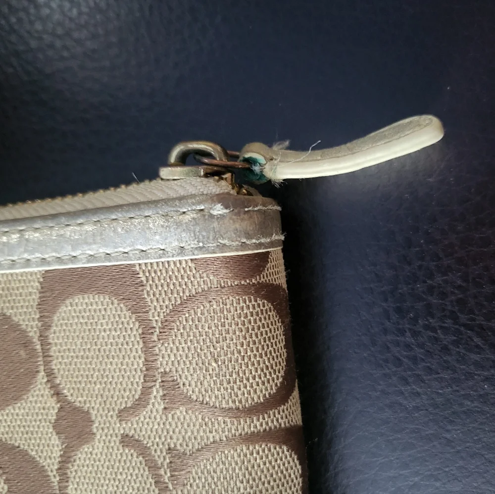 **SOLD**Coach signature zip around Wallet - Picture 4 of 9